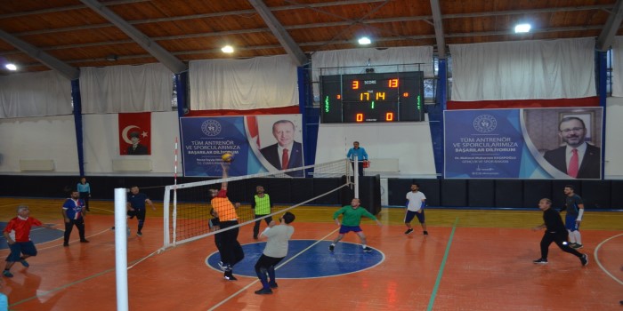 Kahta’da öğretmenler günü anısına voleybol turnuvası başladı
