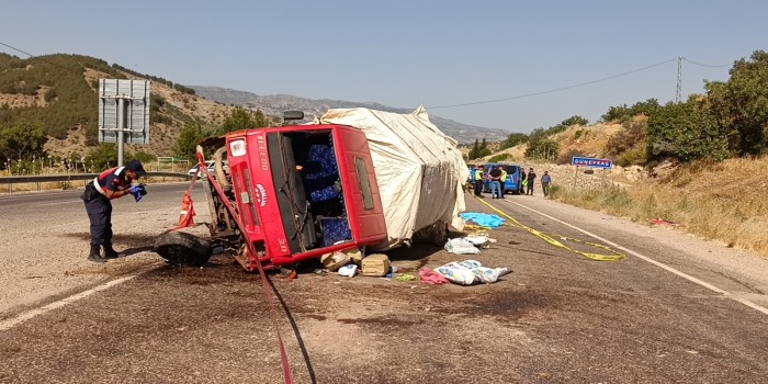 Kamyonet ile otomobil çarpıştı: 1 ölü, 5 yaralı
