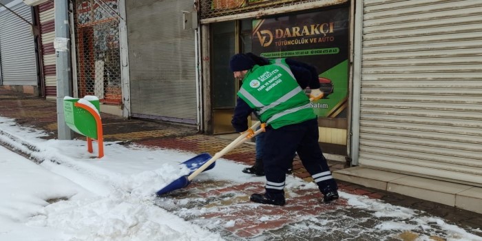 Kahta’da cadde ve sokaklarda kar temizliği yapılıyor