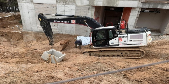 İş makinesiyle duvar arasına sıkışan işçi hayatını kaybetti