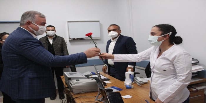 Başkan Turanlı, sağlık çalışanlarını ziyaret etti
