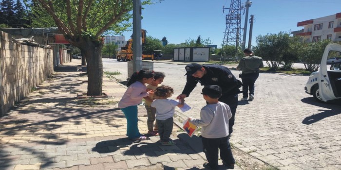 Polis çocuklara balon verdi, karşılığında çiçek aldı