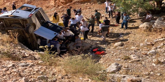 Turistleri taşıyan minibüs menfeze yuvarlandı: 2 ölü, 5 yaralı