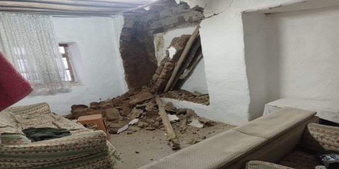 Kahta’da etkili olan kar bir evin duvarını yıktı