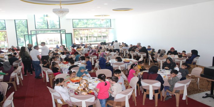 Türk ve Suriyeli çocuklar yemek programında bir araya geldi