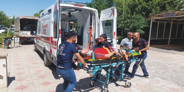 Kahta’da virajı alamayan araç takla attı: 1 yaralı