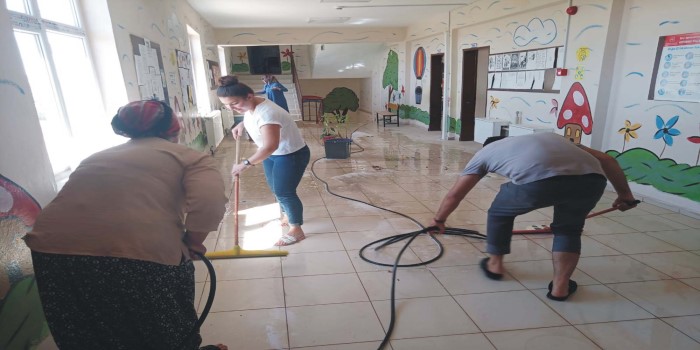 Köy öğretmenlerinden okulda temizlik seferberliği