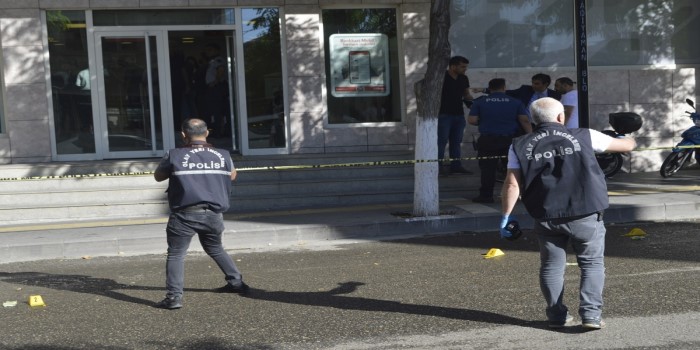 Bankanın güvenlik görevlisi silahlı saldırıya uğradı: 2 yaralı