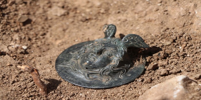 Perre Antik Kenti'nde 1800 yıllık bronz madalya bulundu