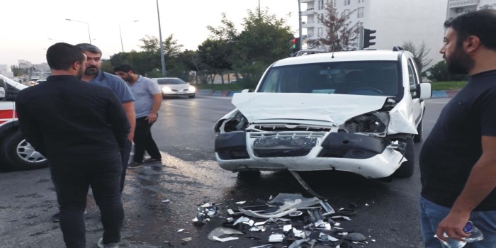 Kahta'da hafif ticari araçların karıştığı kazada 6 kişi yaralandı