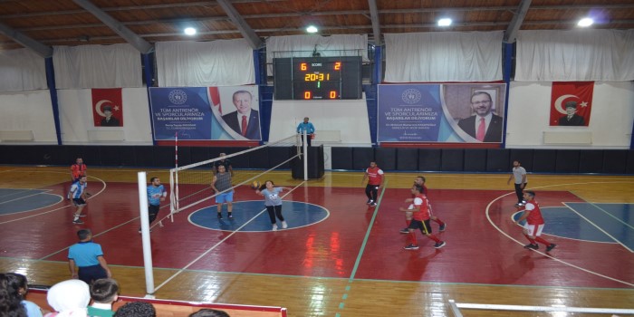 Kahta’da öğretmenler günü anısına voleybol turnuvası düzenleniyor