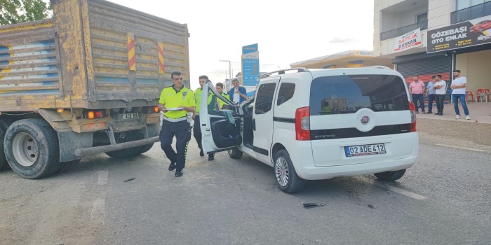 Kahta'da hafif ticari araçla kamyon çarpıştı: 2 yaralı