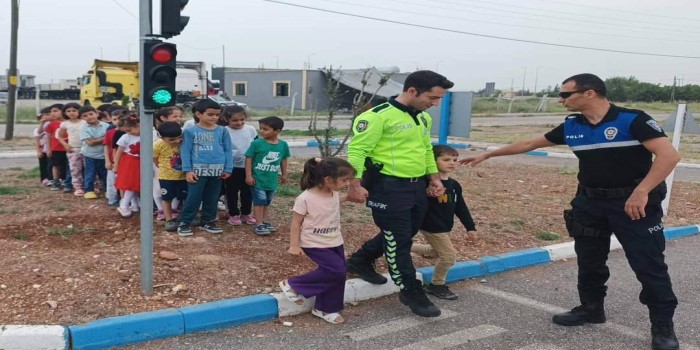 Polislerden öğrencilere uygulamalı eğitim