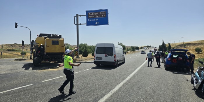 Otomobil ile biçerdöver çarpıştı: 1’i ağır, 3 yaralı