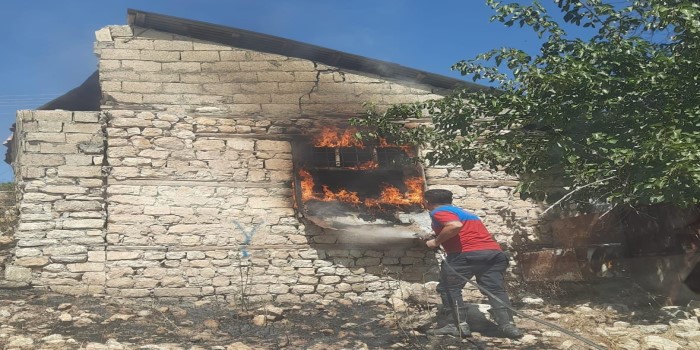 Ahırda çıkan yangın paniğe neden oldu