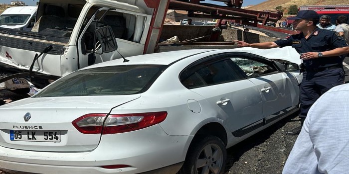 Kamyonet ile otomobil çarpıştı: 1 ölü, 3 yaralı