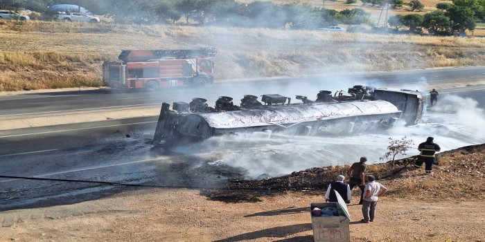 Devrilen tanker alev alarak çevredeki tarlayı da yaktı
