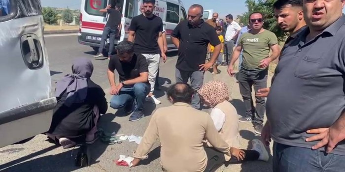 Devrilen hafif ticari araçtaki 3 kişi yaralandı