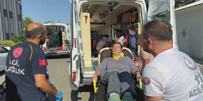 Sincik’te işçileri taşıyan minibüs kaza yaptı: 13 yaralı
