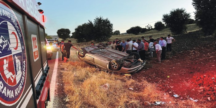 Kahta’da otomobil şarampole yuvarlandı: 3 yaralı
