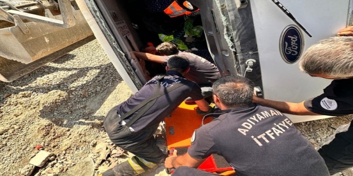 Devrilen hafriyat kamyonunda sıkışan sürücü yaralandı
