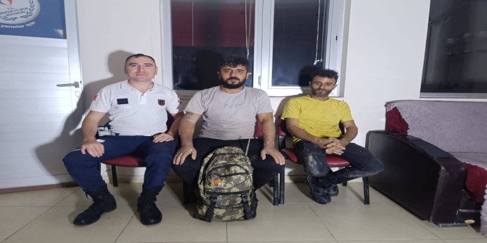 Baraj gölünde tekneleri alabora olan 2 kişi kurtarıldı