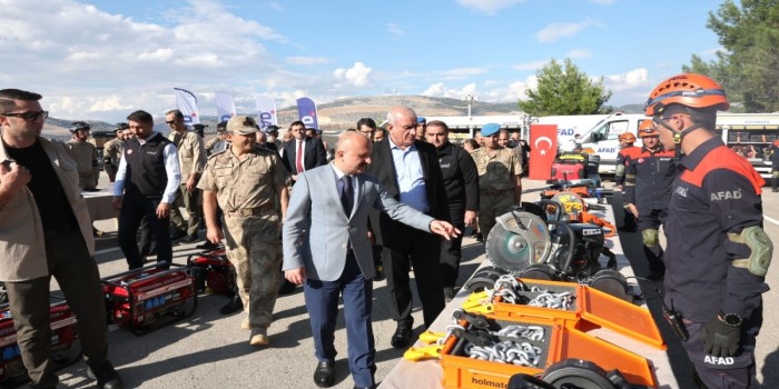 Vali Varol, afette kullanılan ekipmanları inceledi