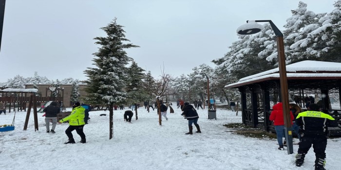 Polis ekipleri vatandaşlarla kartopu oynadı