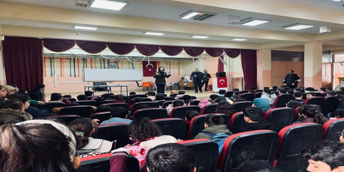Kamu personeli ve öğrencilere trafikte fermuar sistemi anlatıldı