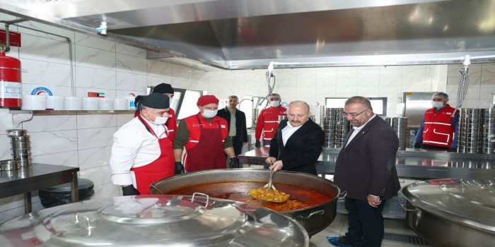 Kazanlar ihtiyaç sahibi aileler için kaynıyor