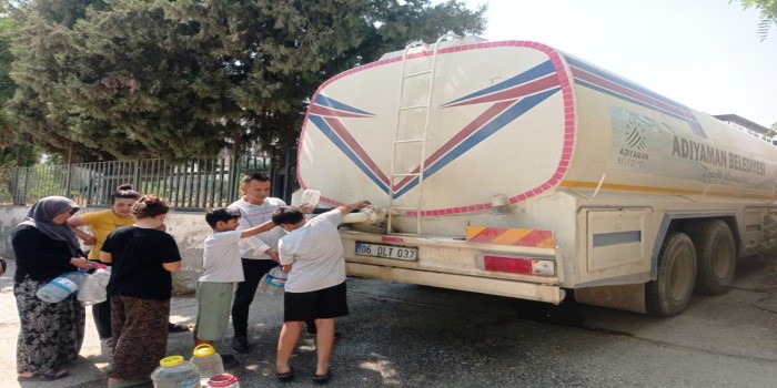 Adıyaman Belediyesi’nden mahallelere su dağıtım desteği