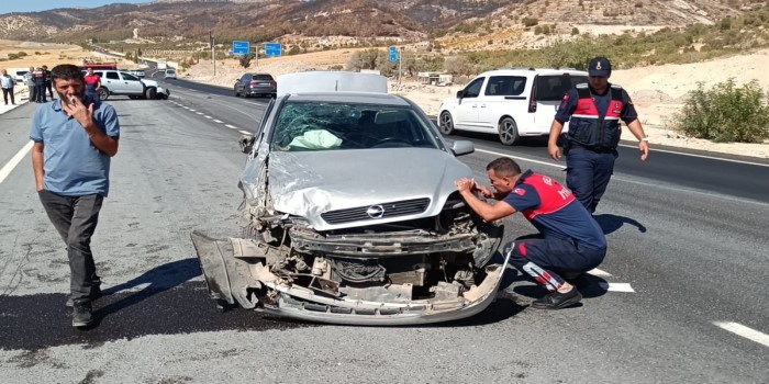 Adıyaman’da iki otomobil çarpıştı: 5 kişi yaralı