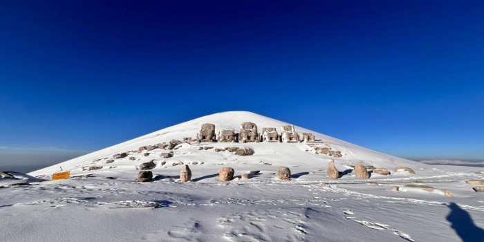 Nemrut Dağı kar yağışıyla beraber beyaza büründü