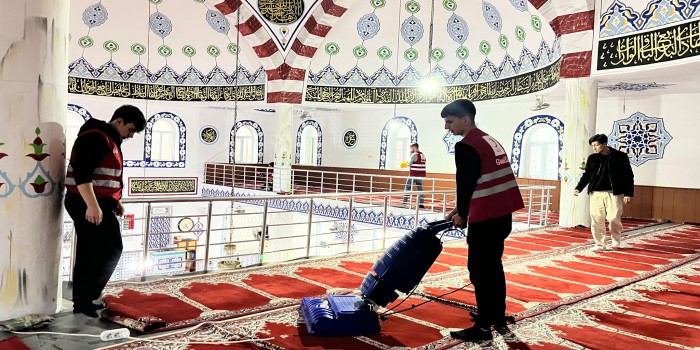 Kızılay Gönüllüleri camilerde temizlik seferberliği başlattı