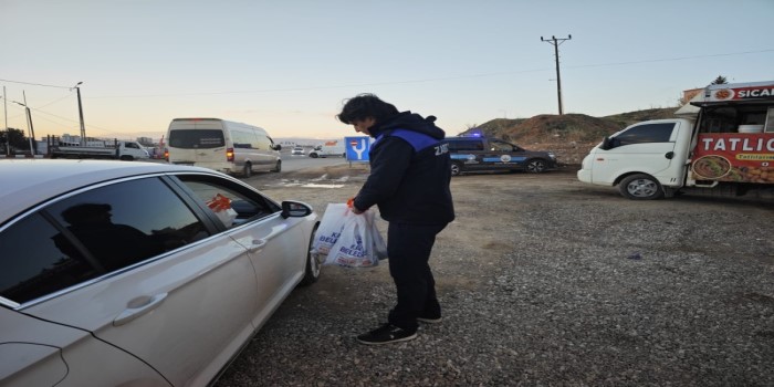 Belediye, iftar saatinde kumanya dağıtımı gerçekleştirdi