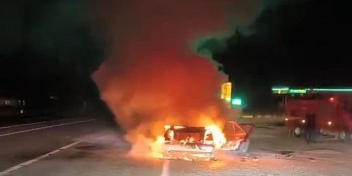 Seyir halindeki otomobil alev alev yandı