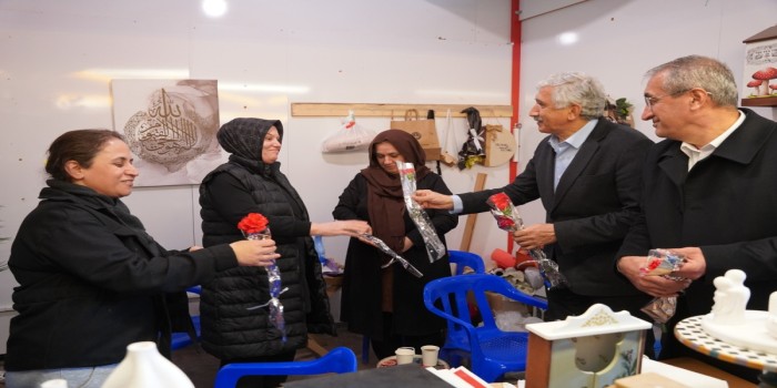 Başkan Hallaç, Ramazan Çarşısı’nda kadınlara karanfil dağıttı