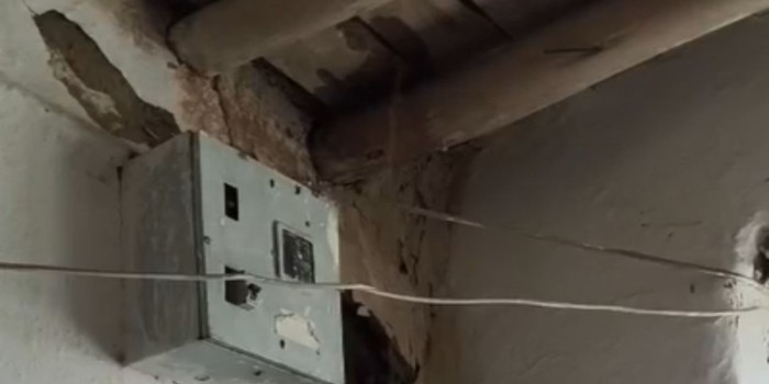 Kahta’da anne ve bakıma muhtaç kızı zor şartlarda yaşıyor