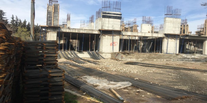 Kahta’da yüksekten düşen inşaat işçisi yaralandı