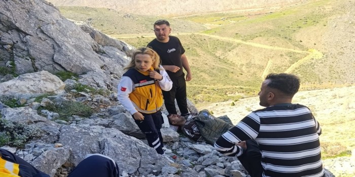Kayalıklardan düşen genç helikopterle kurtarıldı