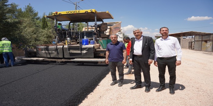 Kahta Belediyesi, yılın ilk asfalt serimini gerçekleştirdi