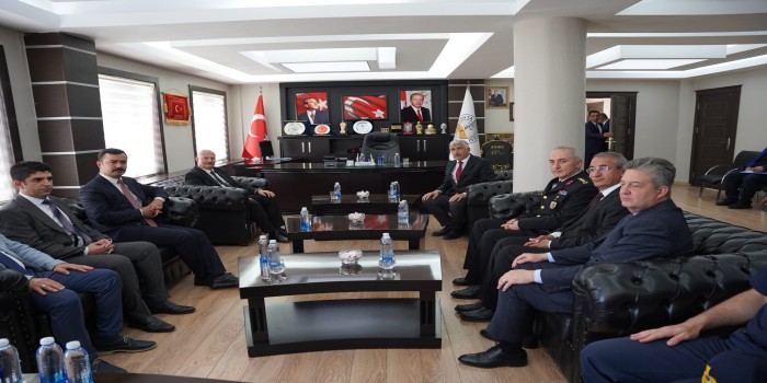 Vali Küçük, Kahta Belediyesi’ni ziyaret etti