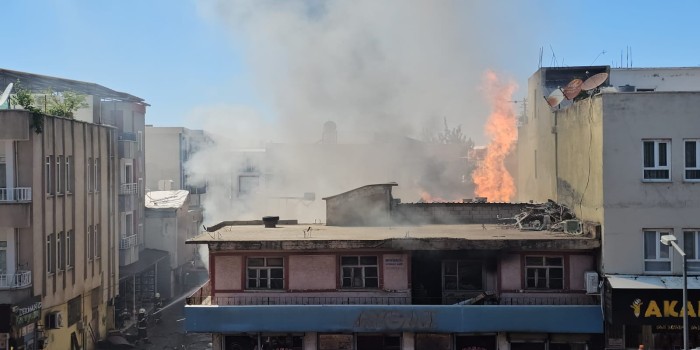 Kahta’daki iş yeri yangını çevredekilere korkulu anlar yaşattı